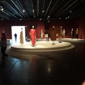 Vestindo o Tempo – 70 Anos de Moda Italiana (institutotomieohtake)
